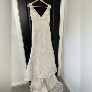David’s Bridal Wedding Dress, Size 4. With Veil.